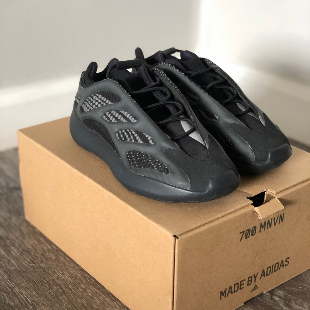 Yeezy 700 MNVN Kids & Size 1 1/2 in kids.